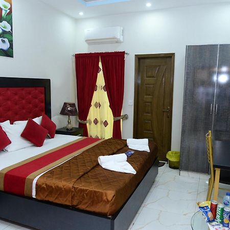 Hotel Deluxe Lahore Exterior photo