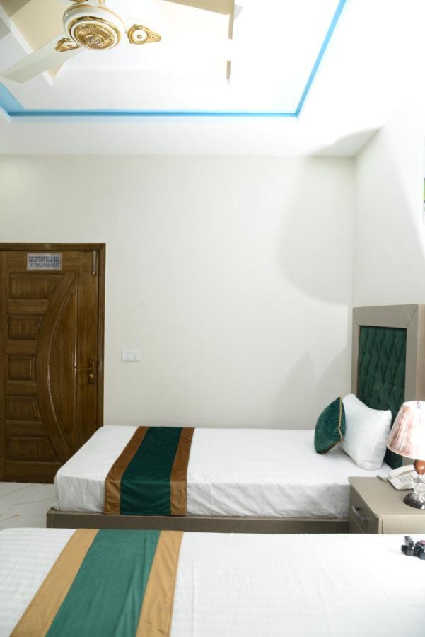 Hotel Deluxe Lahore Exterior photo